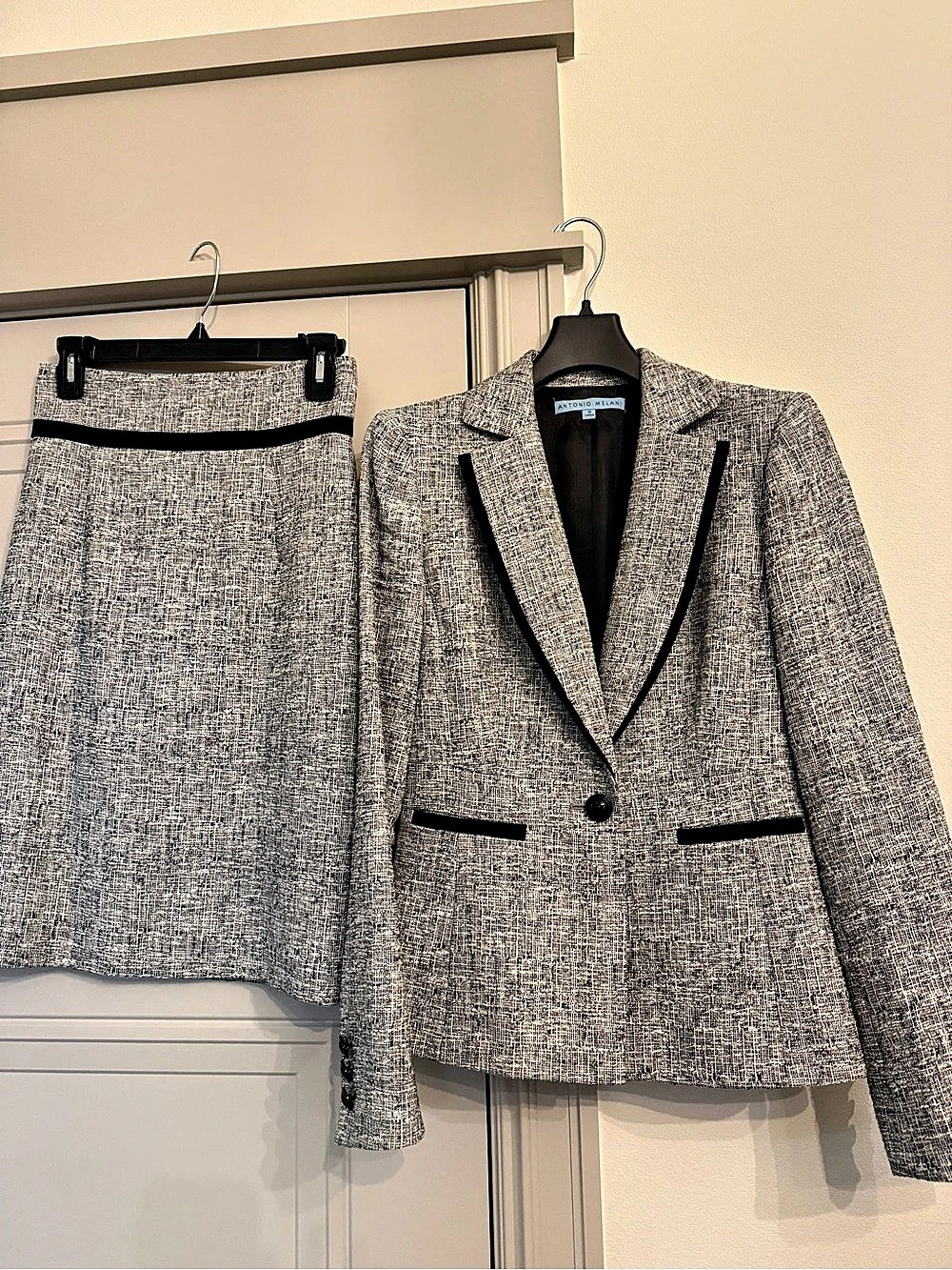 Antonio Melani Tweed Skirt Suit in Gray & Black Size 0 Like New
